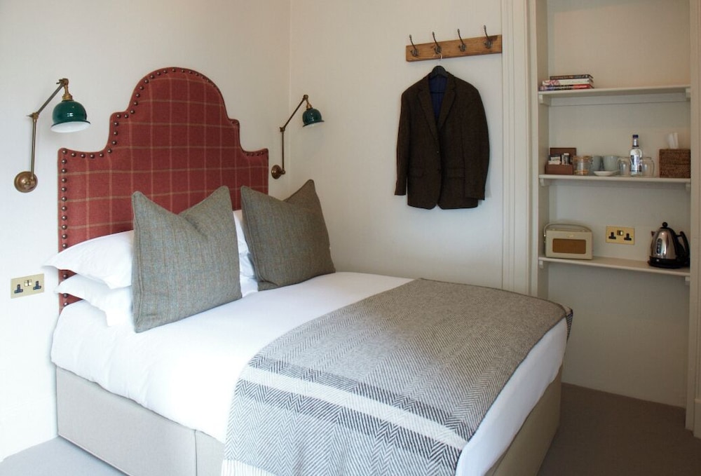 Petite Double (located at 4 West Coates)