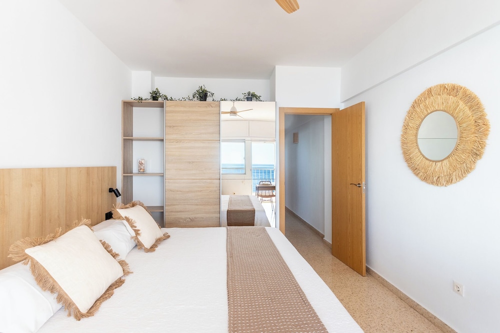 Basic Studio, Sea View
