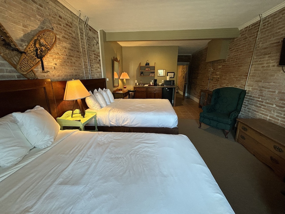 Double Room, Ensuite (Double Queen Suite) photo 1