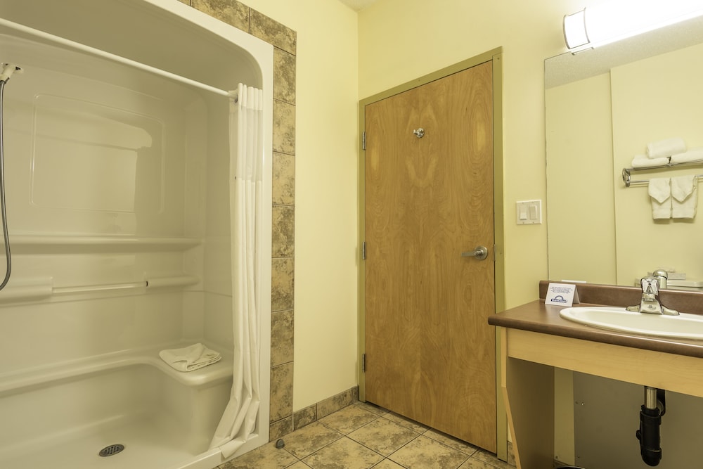 Room, 1 King Bed, Accessible - Photo 3
