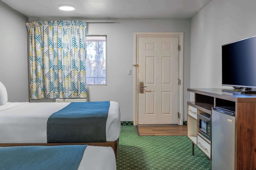 Standard Room, 2 Queen Beds, Accessible, Non Smoking - Photo 1