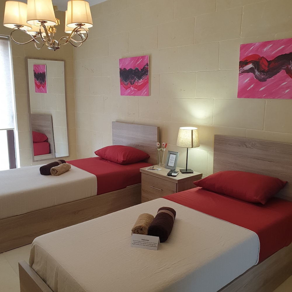Standard Twin Room, Shared Bathroom, City View photo 2
