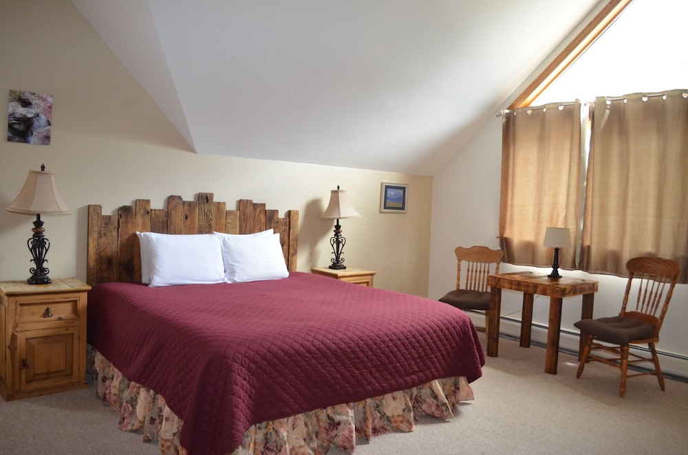 Deluxe Room, 1 King Bed, Mountain View (2nd Floor)
