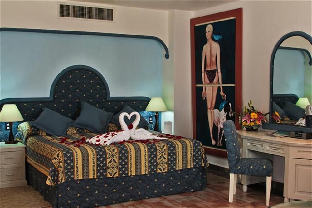 King Room with Garden View and Balcony - Photo 3