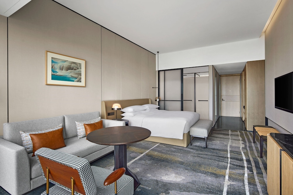 Premium Room, 1 King Bed, Lake View - Photo 2