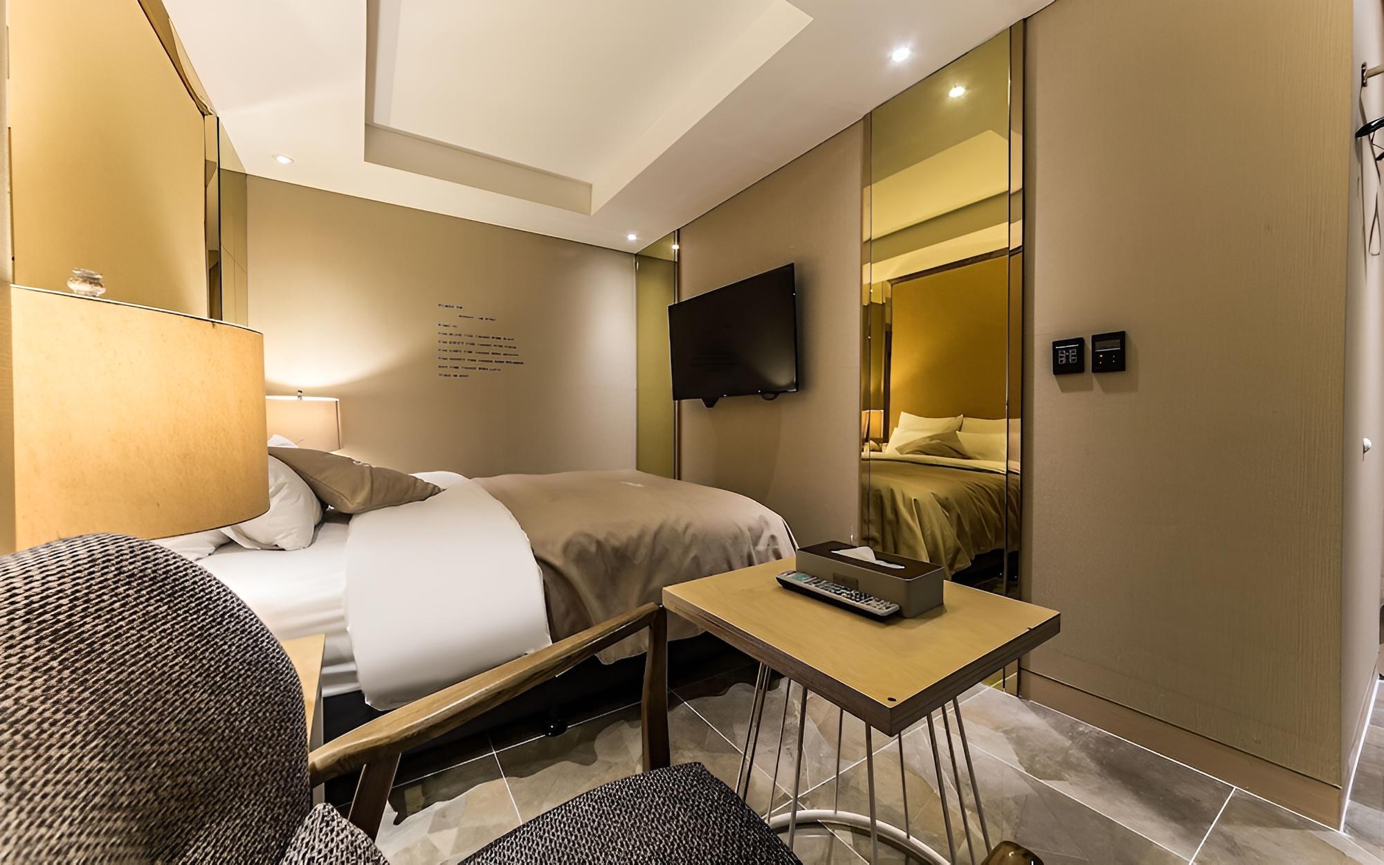 Room (Premium) - Photo 24