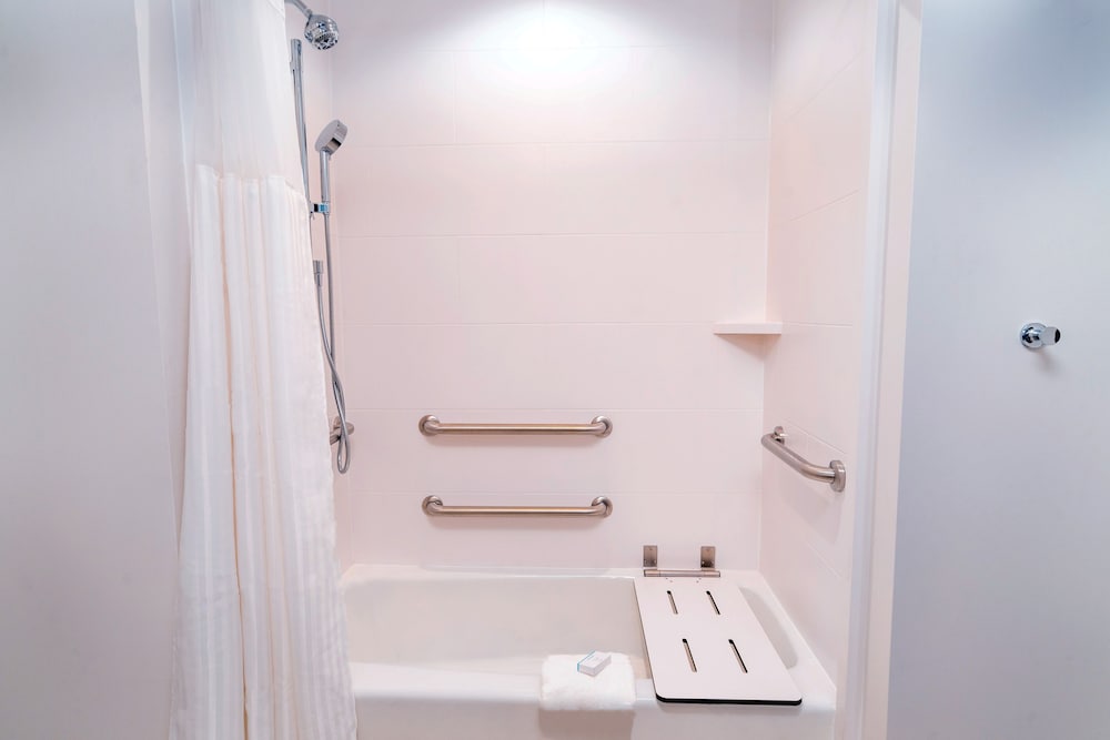 Premium Room, 1 King Bed, Accessible, Bathtub (Mobility & Hearing) photo 3
