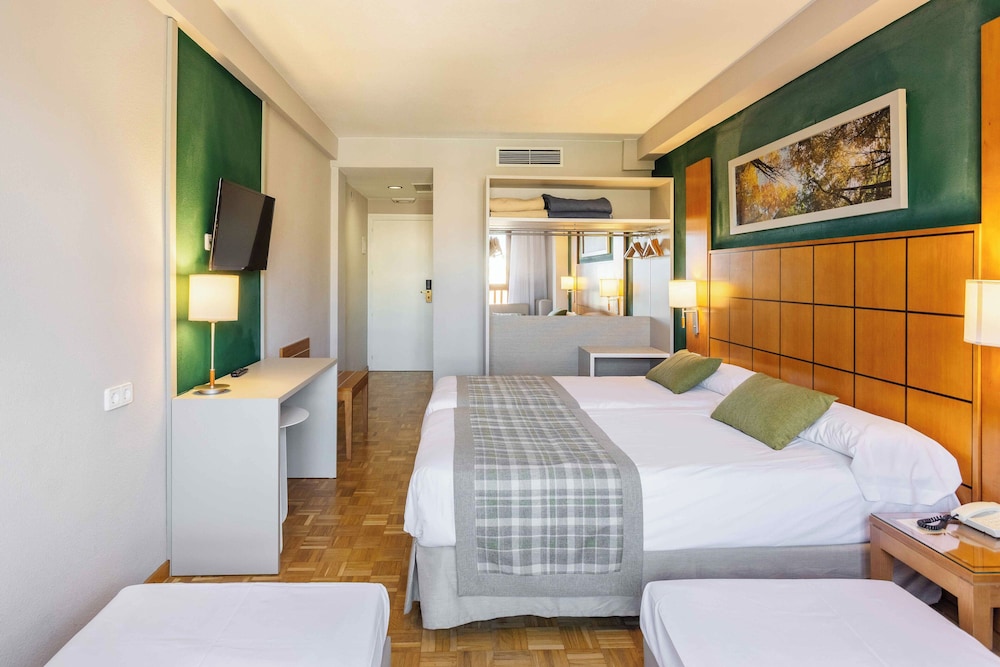 Quadruple Room (2 adults + 2 children) - Photo 6