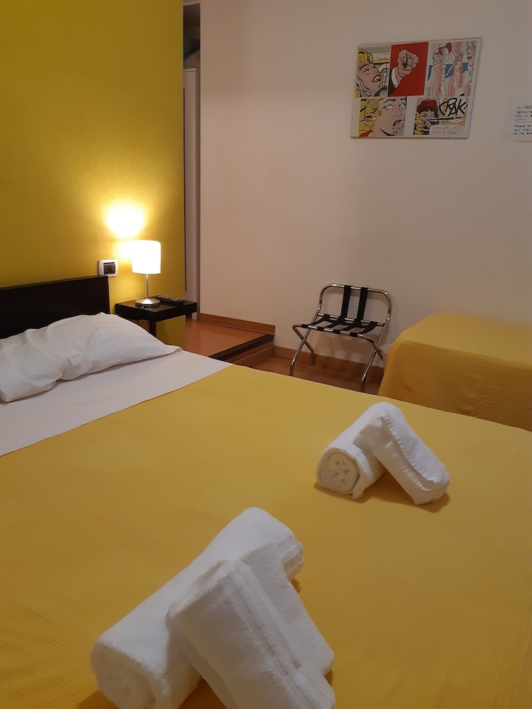 Triple Room (Yellow) photo 1