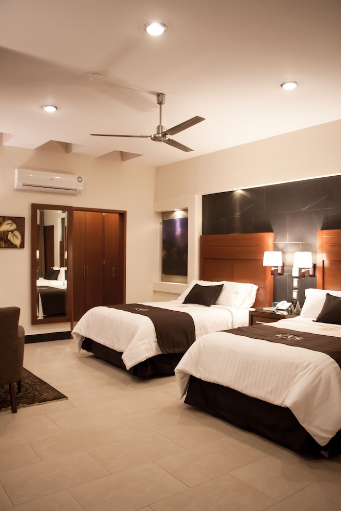 Suite, 2 Double Beds photo 2