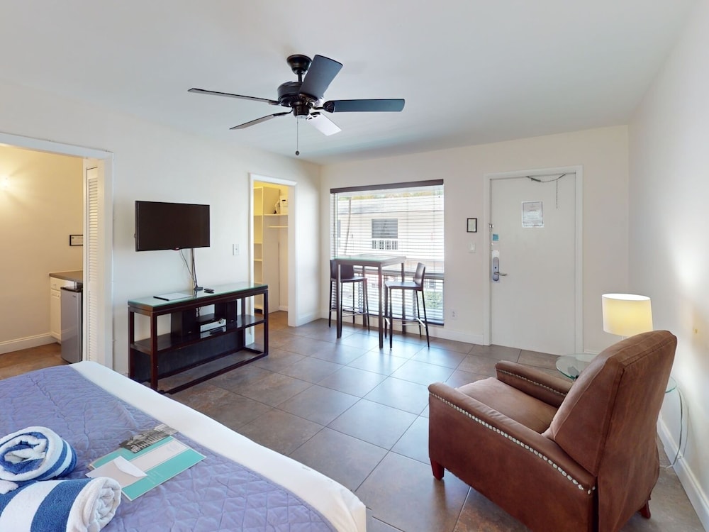 Grand Single Room, Men only, Pool View
