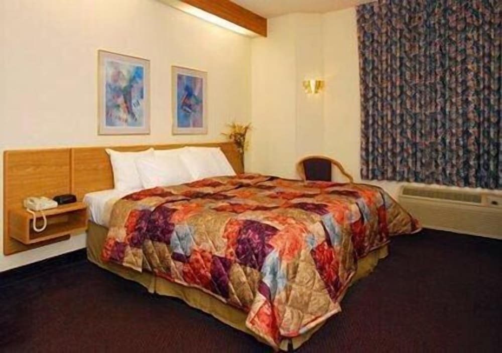 Room, 1 King Bed, Non Smoking - Photo 2