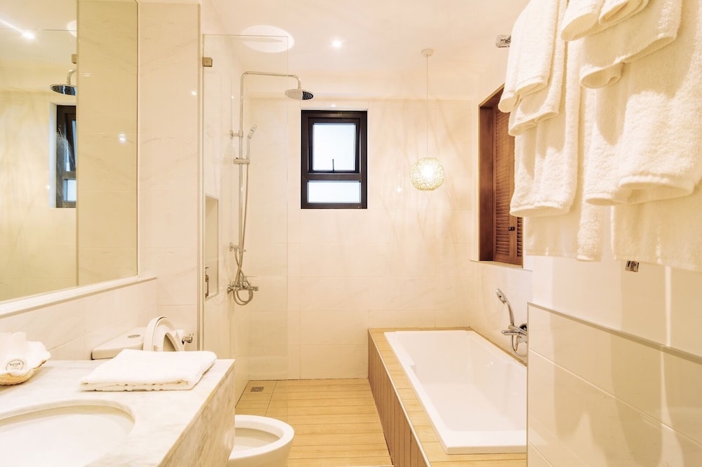 Premier Deluxe with Pool Access photo 3