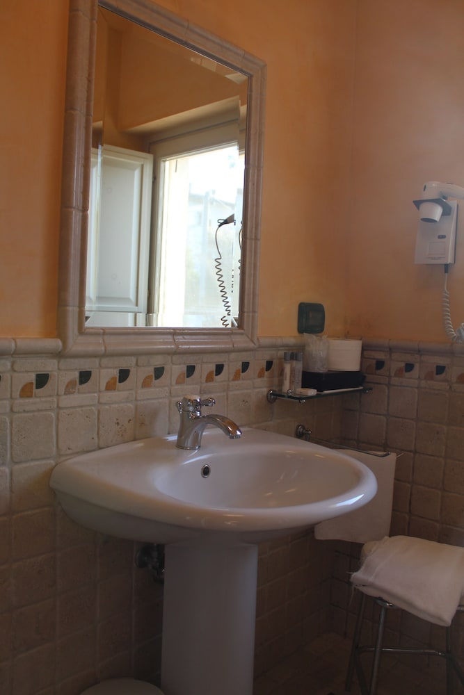 Standard Double or Twin Room photo 2