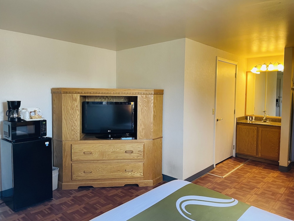 Basic Room, 1 Queen Bed, Accessible photo 3