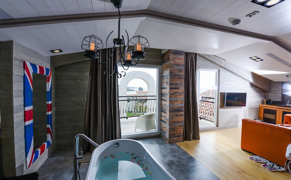 Panoramic Double Room, 1 King Bed, Balcony, Sea Facing, photo 6