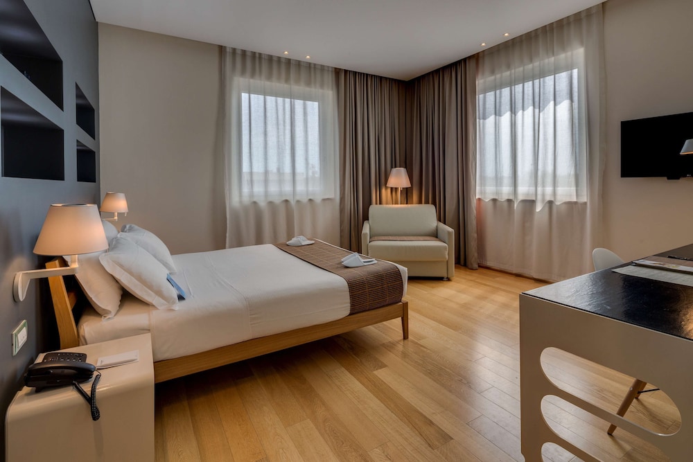 Superior Room, 1 Queen Bed - Photo 10