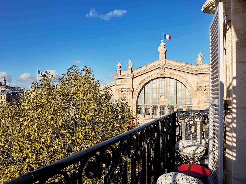 Medium with Balcony and Paris view thumbnail 6