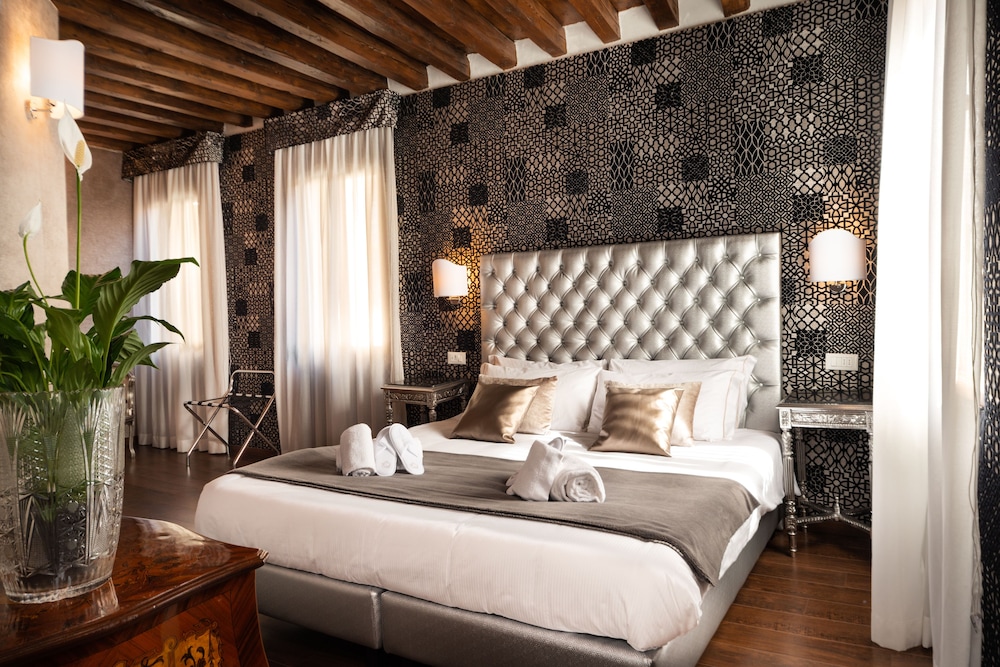 Superior Double or Twin Room, Canal View photo 3