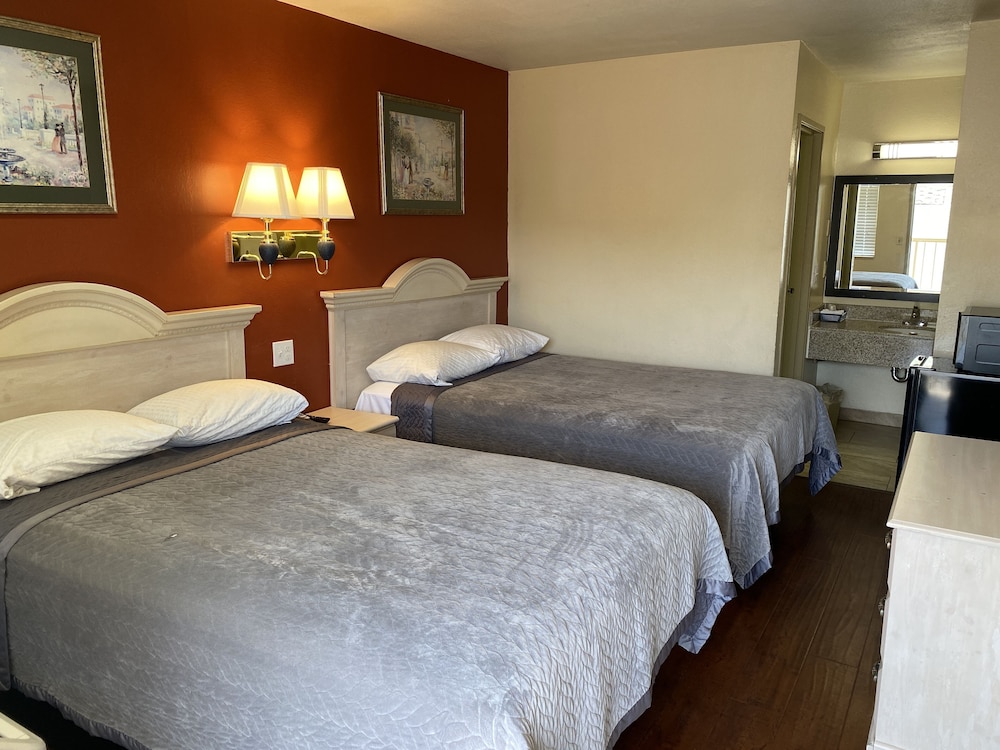 Standard Room, 2 Full Beds photo 3