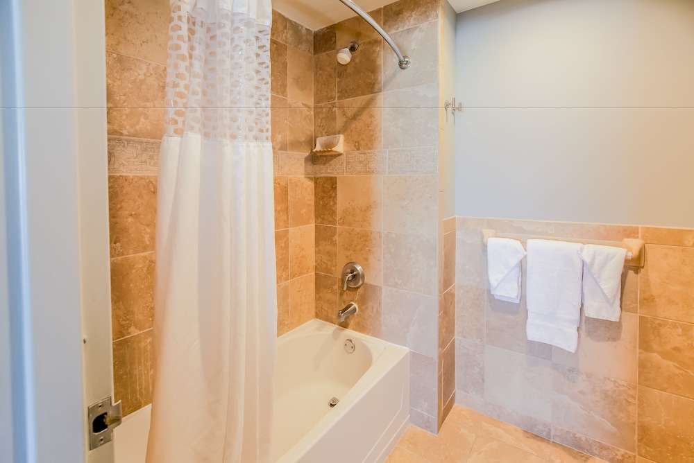1 Bedroom Suite w/Kitchen, 2 Balconies, Gulf Front,  Non-Smoking - Photo 10