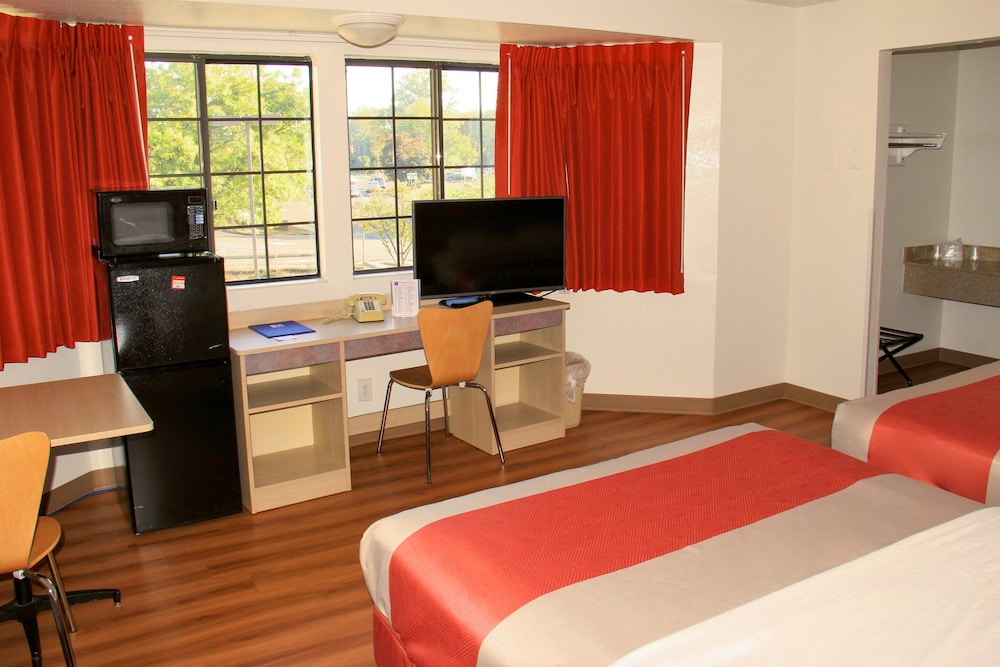 Standard Room, 1 King Bed, Non Smoking - Photo 6