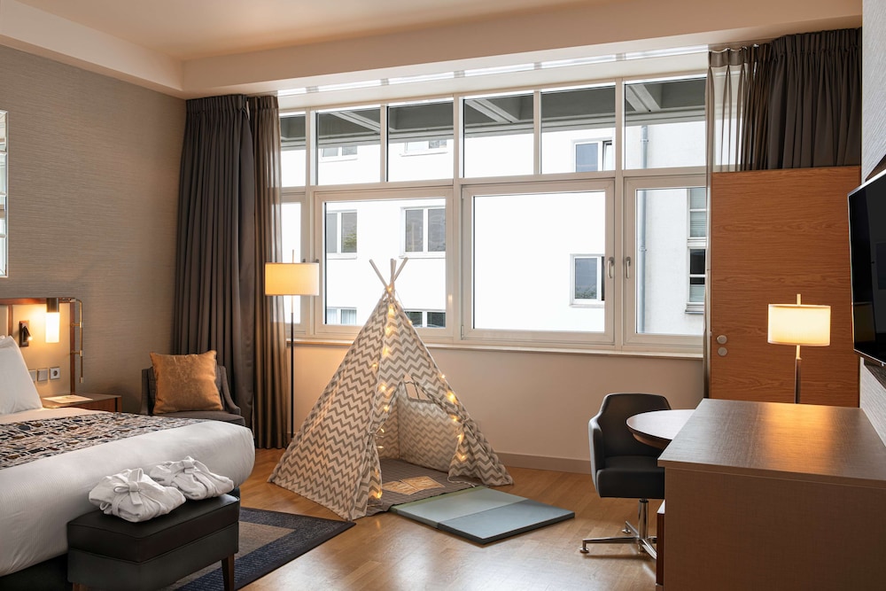Hilton Deluxe, Family Room, Multiple Beds, Connecting Rooms