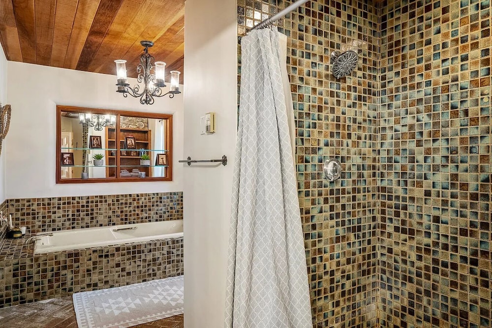 Junior Suite, 1 King Bed, Pool Access photo 2