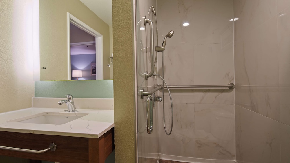 Standard Room, 1 Queen Bed, Accessible, Non Smoking (1st Floor;Living Room;Pet Friendly) - Photo 4