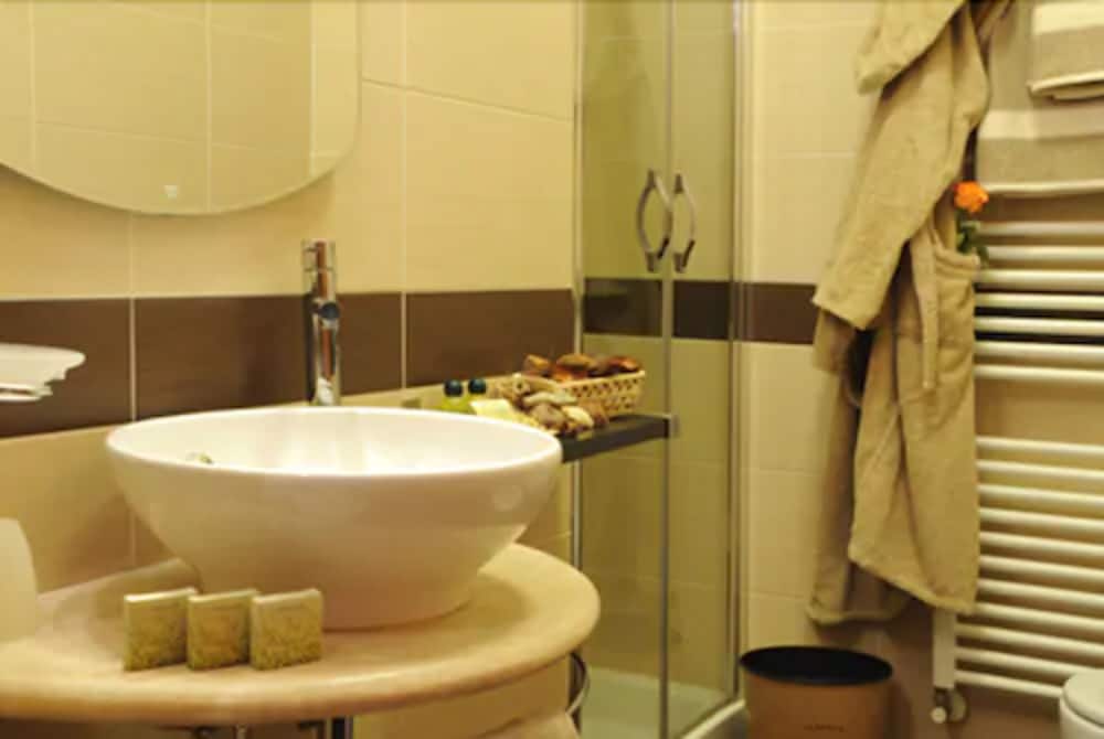 Standard Double or Twin Room - Photo 8