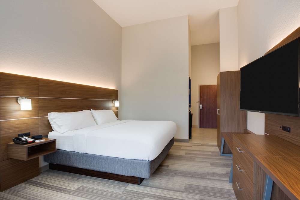 Standard Room, 1 King Bed, Accessible (Hearing, Mobility Tub) - Photo 1
