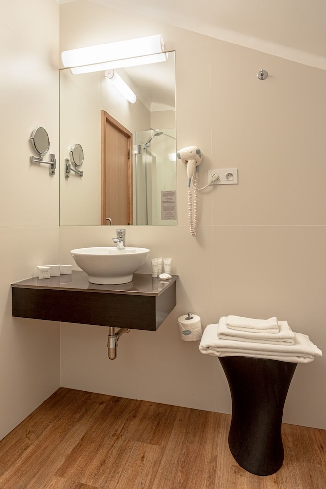 Double Room - Disability Access thumbnail 5