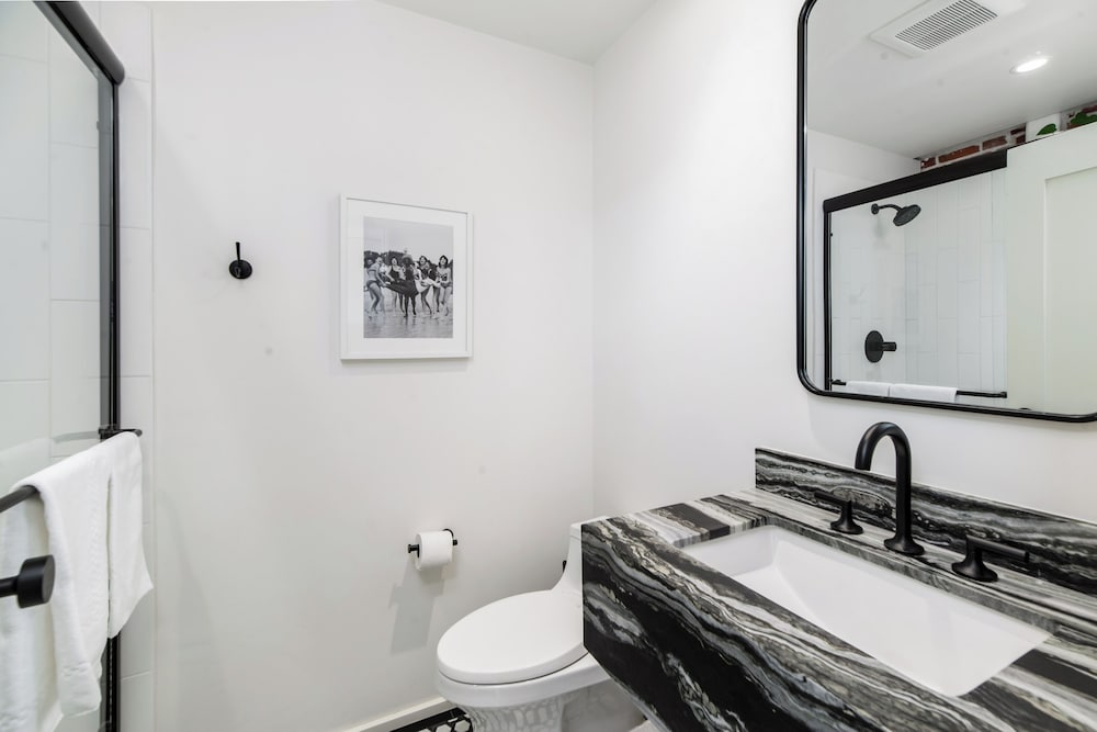 Room, 1 Queen Bed, City View (Room 202) photo 3