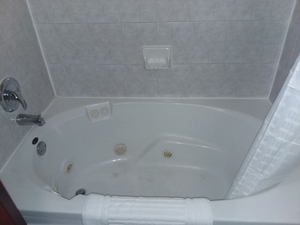 Suite, 1 King Bed, Non Smoking, Jetted Tub photo 3