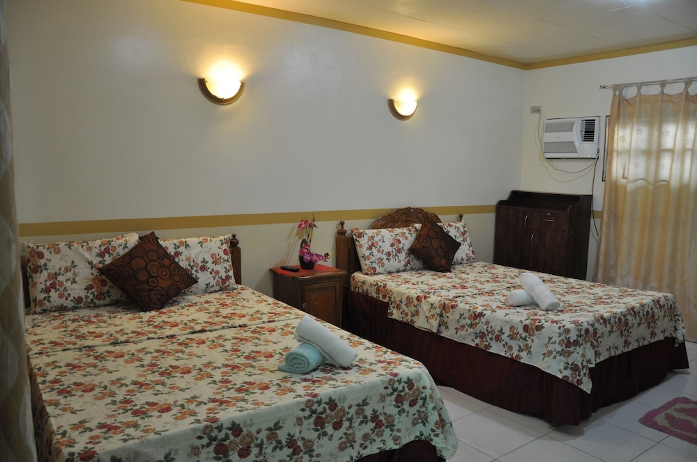 Quadruple Room, 2 Queen Beds photo 3