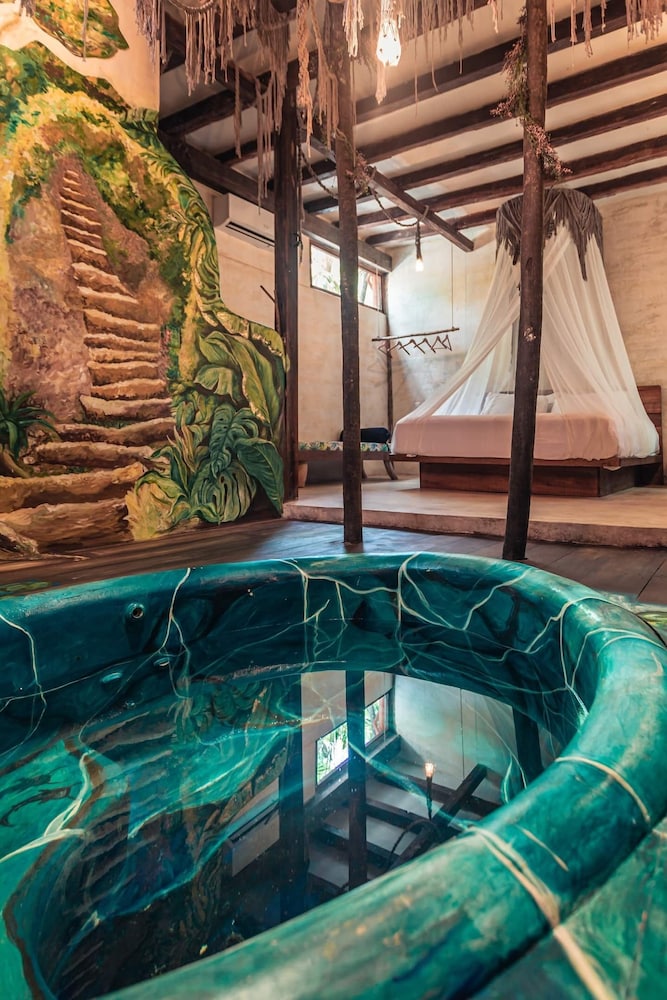 Deluxe Studio Suite, Hot Tub