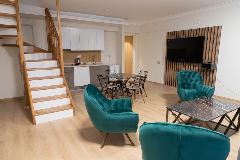 Deluxe Duplex, 2 Bedrooms - Photo 9