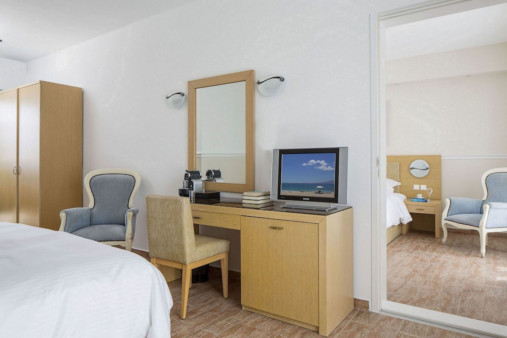 Family Room, 2 Bedrooms, Partial Sea View - Photo 5