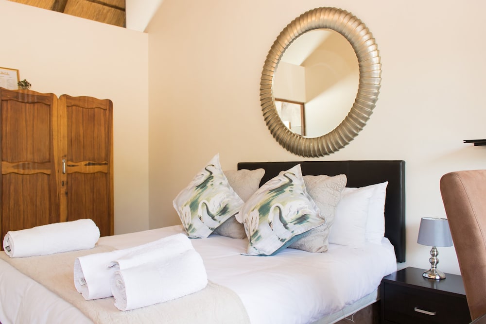Standard Room, 1 Queen Bed, Ensuite, Garden View photo 2