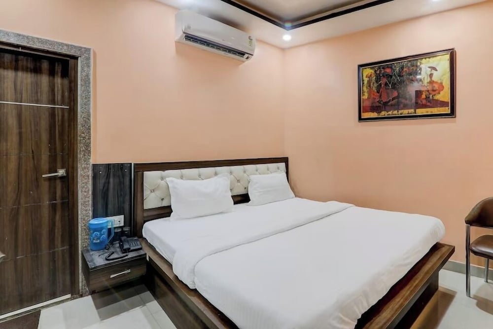 Single Room, 1 Queen Bed, Smoking, Private Bathroom photo 3
