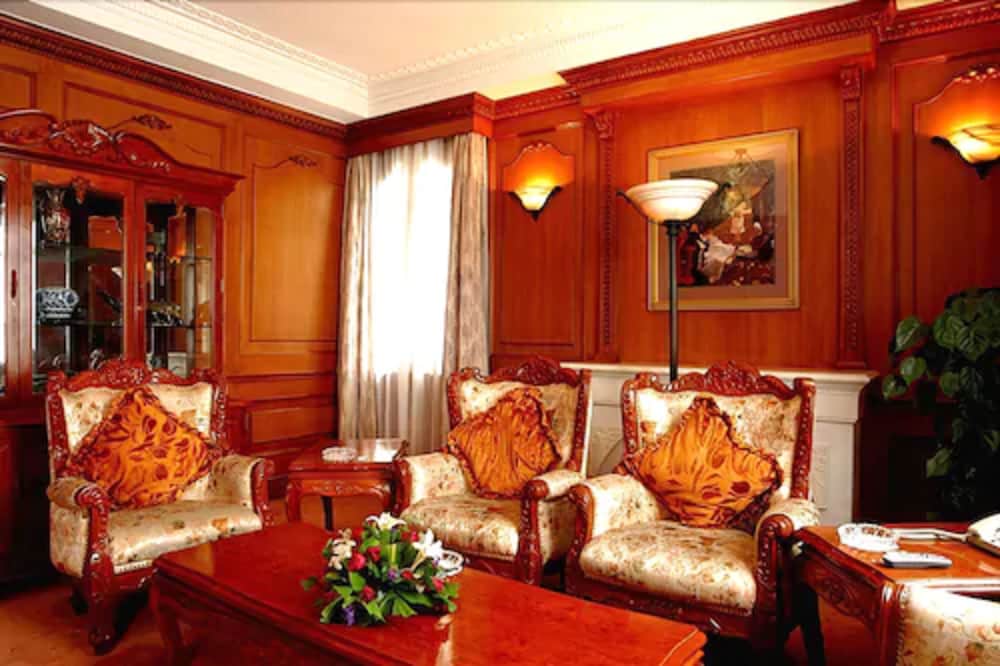 Superior Room, 1 King Bed photo 3