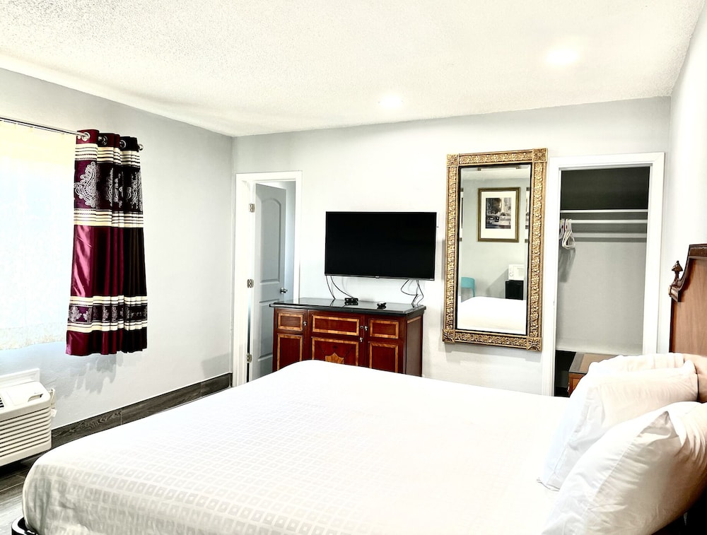 Standard Room, 1 King Bed, Smoking photo 1