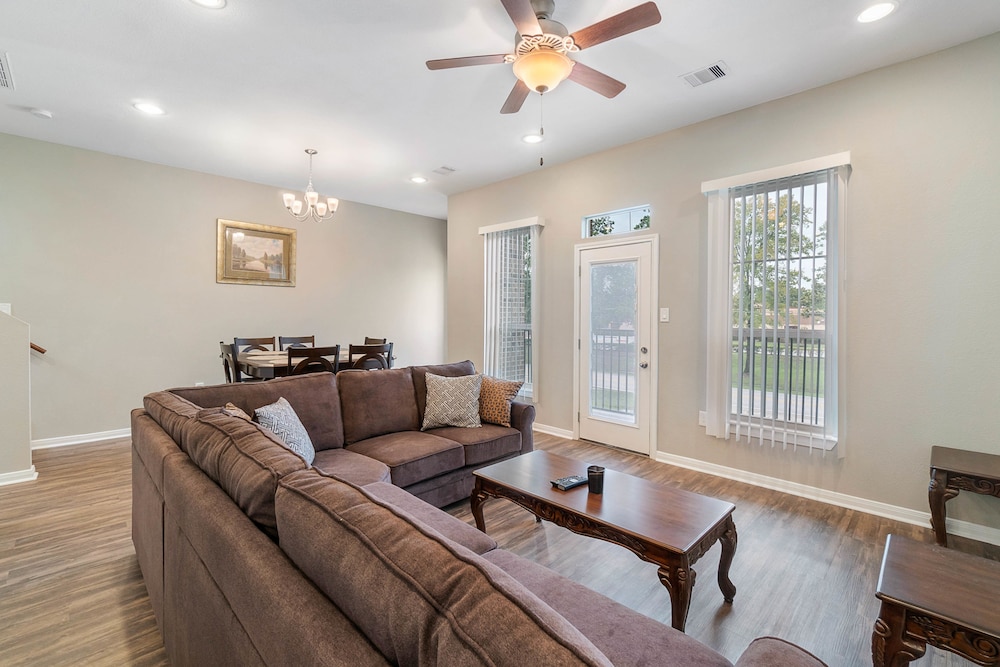 Classic Townhome, 2 Bedrooms, Kitchen photo 3