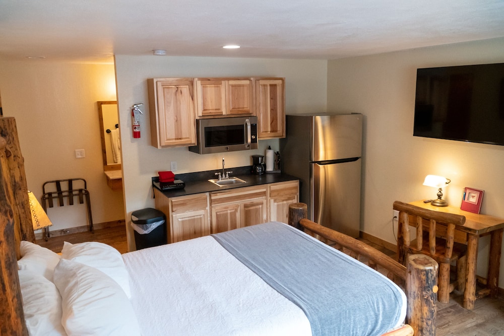 Standard Suite, 1 Bedroom, Kitchenette, Mountain View