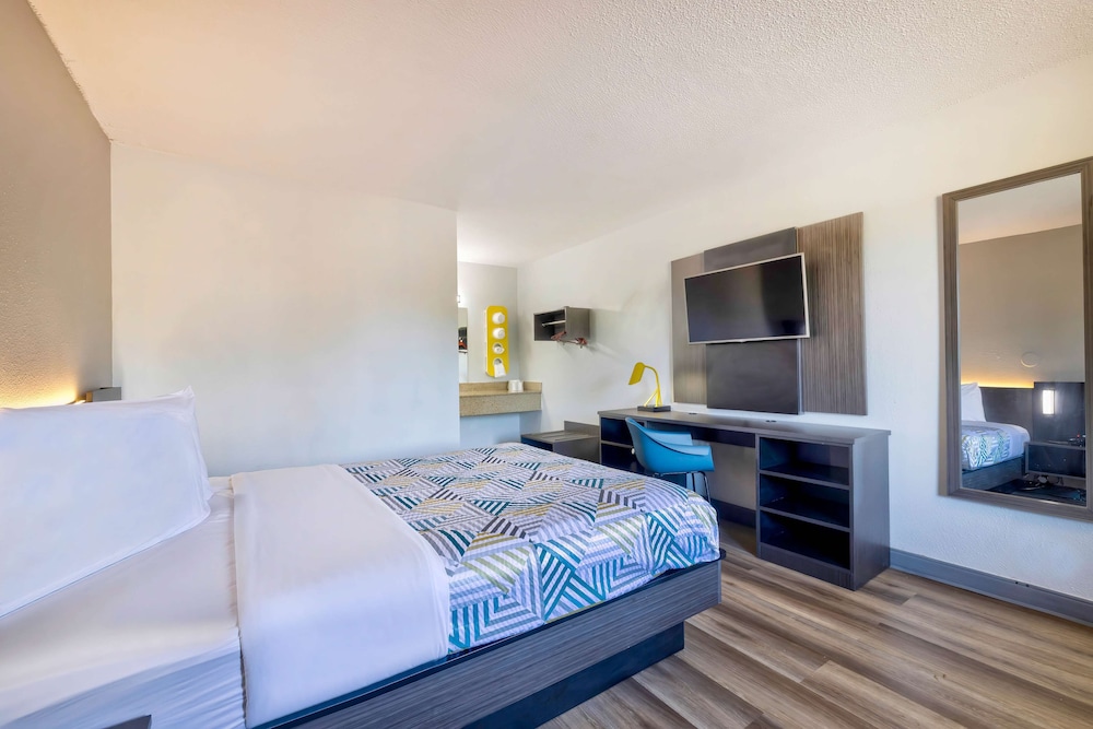 Deluxe Room, 1 Queen Bed, Non Smoking, Refrigerator & Microwave