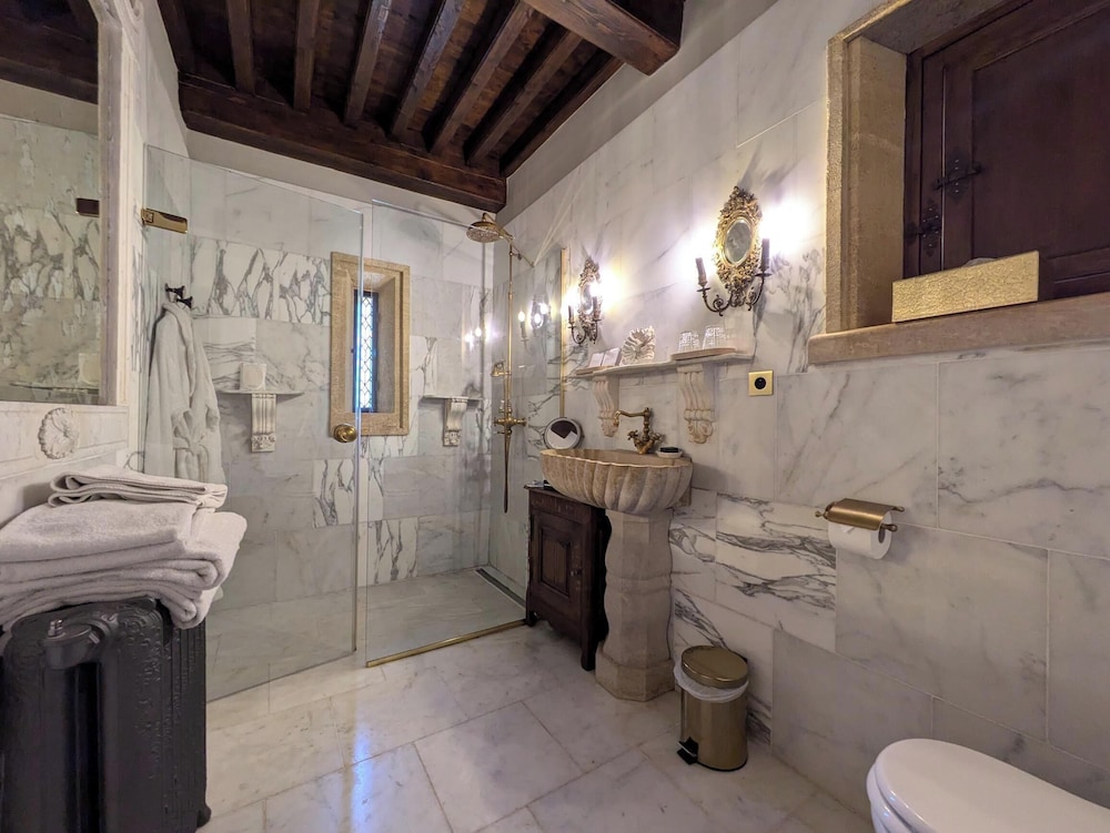 Traditional Chalet, Canal View photo 3