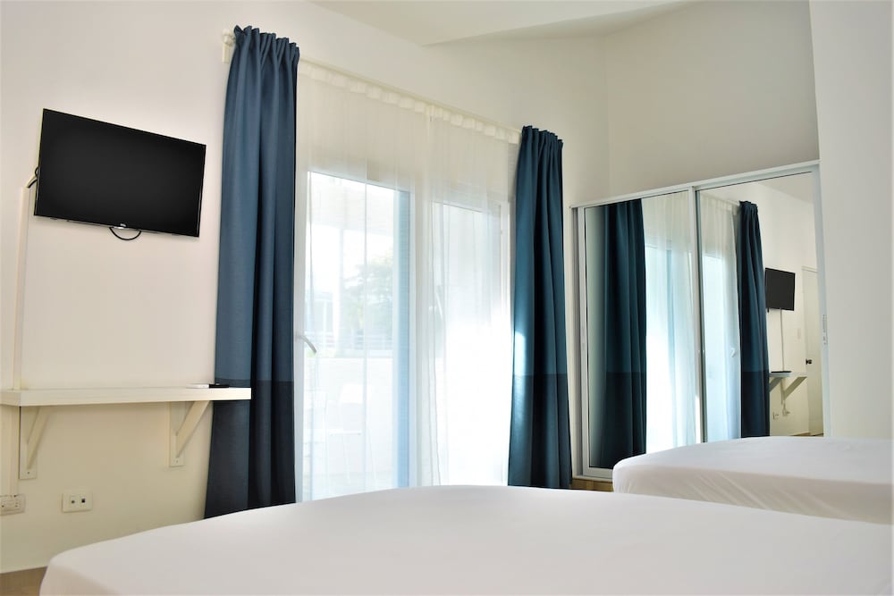 Superior Twin Room, 2 Queen Beds, Pool View photo 3