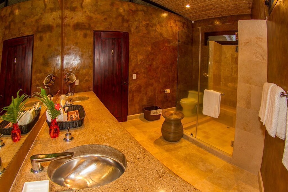 Deluxe Suite, 1 King Bed, Ocean View photo 3
