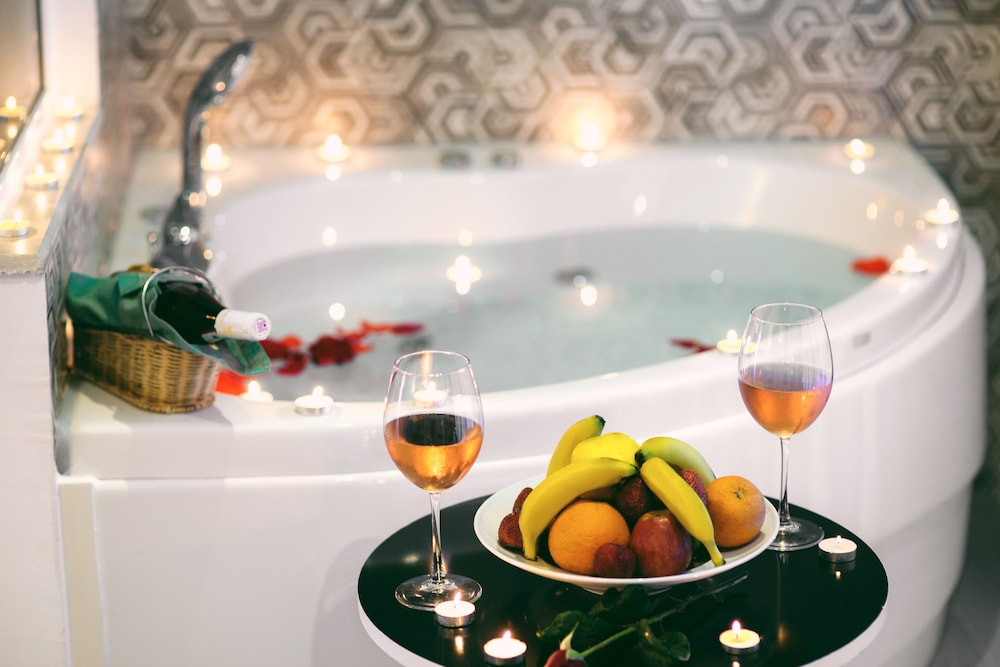 Deluxe Room, Jetted Tub