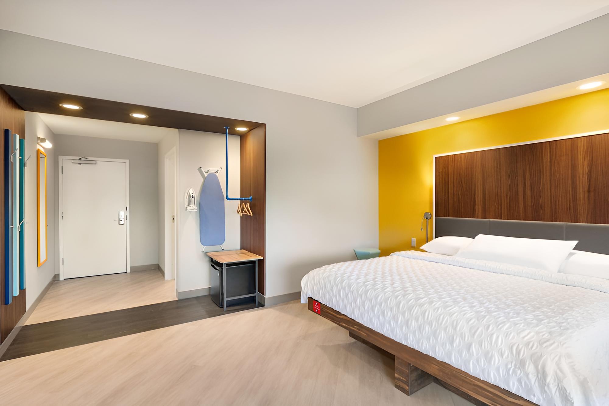 Room, 1 King Bed, Accessible, Non Smoking (Mobility & Hearing, Roll-in Shower) photo 1